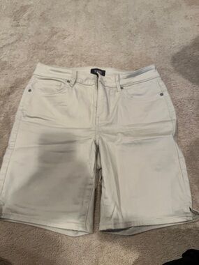 NYDJ Ella Lift Tuck Stretch Shorts in Light Cream